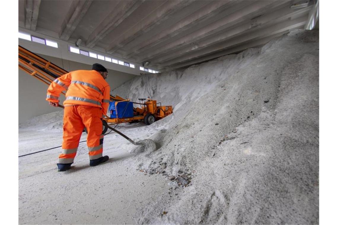 Kommunen sind für Wintereinbruch gewappnet Straßenwärter Wolfgang Mark steht im Salzlager der Straßenmeisterei und schippt Salz. Foto: Patrick Seeger/dpa