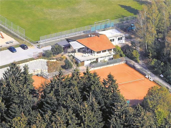 Strategisch günstig zwischen Tennis- und Fußballplatz gelegen: Das TSV-Heim Althütte mit dem neuen Anbau (rechts). Foto: F. Muhl