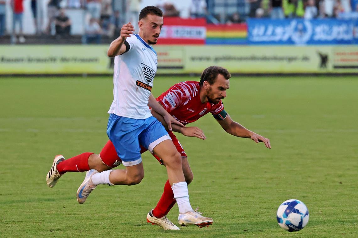 Die TSG Backnang verliert das Spiel und Angreifer Tim Pöhler Straucheln beim Meisterschaftsaspiranten: Julian Geldner und die TSG. Foto: Alexander Hornauer