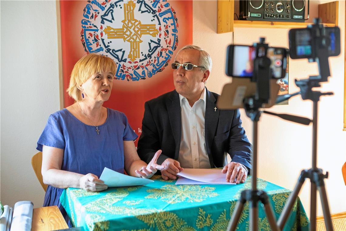 Streamen einen christlichen Gottesdienst in arabischer Sprache: Heidi und Hanna Nouri Josua aus Oberweissach. Foto: A. Becher