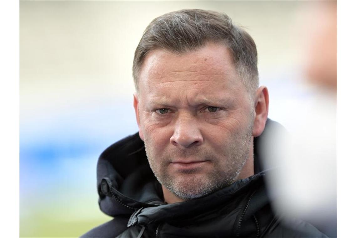 Hertha will gegen Fürth aus dem Keller Strebt gegen die SpVgg Greuther Fürth einen Dreier an: Hertha-Trainer Pal Dardai. Foto: Soeren Stache/dpa-Zentralbild/dpa