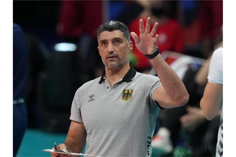 Strebt mit den deutschen Volleyballern einen Sieg über Italien an: Trainer Andrea Giani. Foto: Roman Koksarov/dpa