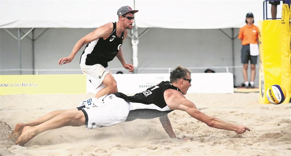 Streckten sich nach Kräften und gewannen in Tokio bislang alle drei Spiele: Yannick Harms (hinten) und Philipp Arne Bergmann.Foto: FIBV