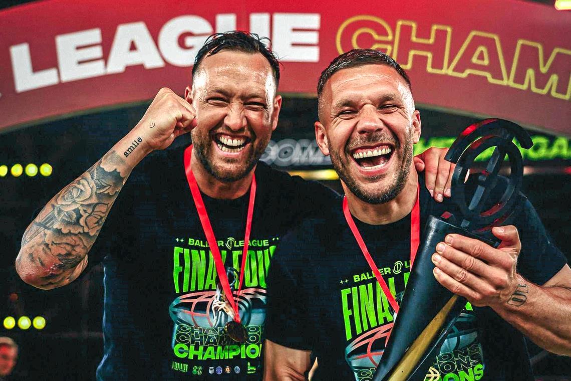 Julian Schieber führt Poldis Team zum Titel Streets-United-Trainer Julian Schieber (links) und Teammanager Lukas Podolski mit dem Pokal für den Sieg beim Final-Four-Turnier der dritten Baller-League-Saison. Foto: privat