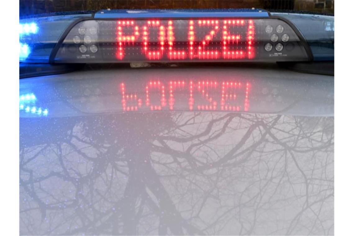 Zwei Tote in Espelkamp - Mutmaßlicher Schütze festgenommen Streifenwagen der Polizei. (Symbolbild). Foto: Carsten Rehder/dpa/Symbolbild