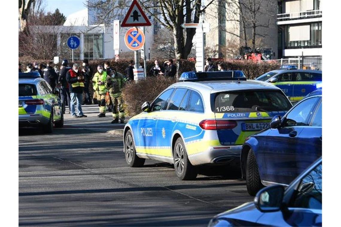 Polizei: Täter kündigte Amoklauf kurz zuvor an Streifenwagen stehen auf dem Gelände der Universität Heidelberg. Foto: R.Priebe/Pr-Video/dpa