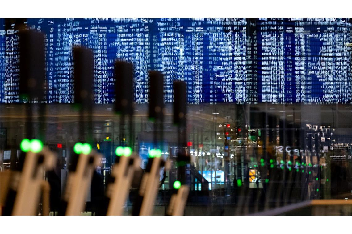 Streik bei der Lufthansa: Eine Anzeigetafel spiegelt sich am Münchner Flughafen in einem Fenster und zeigt Informationen zum Streik an.