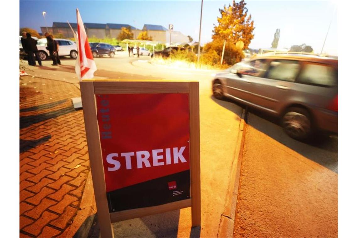 „Streik“ steht auf einem Schild neben der Straße. Foto: Bodo Schackow/dpa-Zentralbild/dpa/Archiv