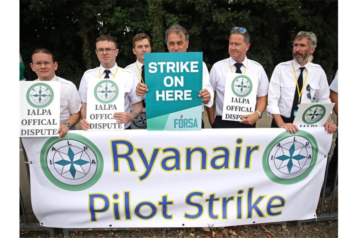 Streikende Ryanair Piloten versammeln sich vor dem Flughafen in Dublin. Foto: Brian Lawless/PA Wire7aRCHIV