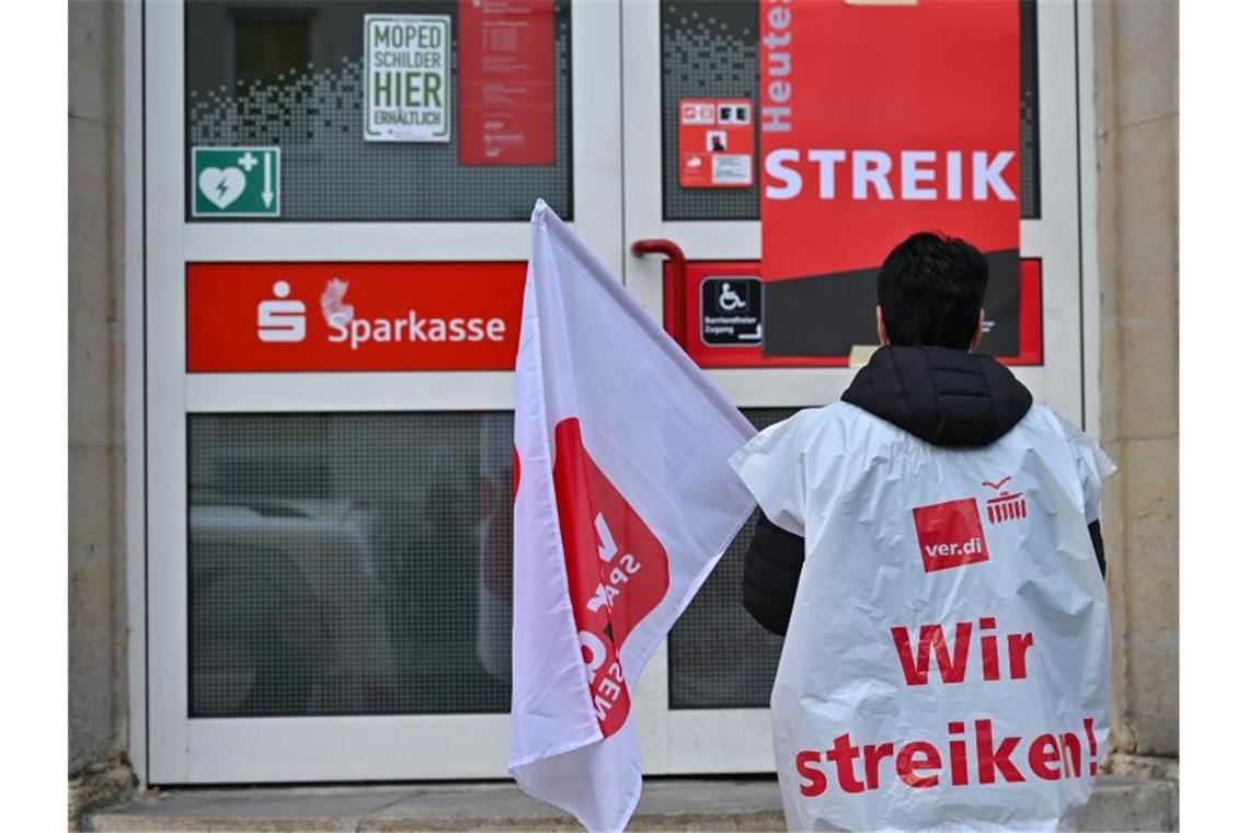 Streikpotsten vor der Tür der Sparkasse Märkisch-Oderland in Strausberg. Foto: Patrick Pleul/dpa-Zentralbild/dpa