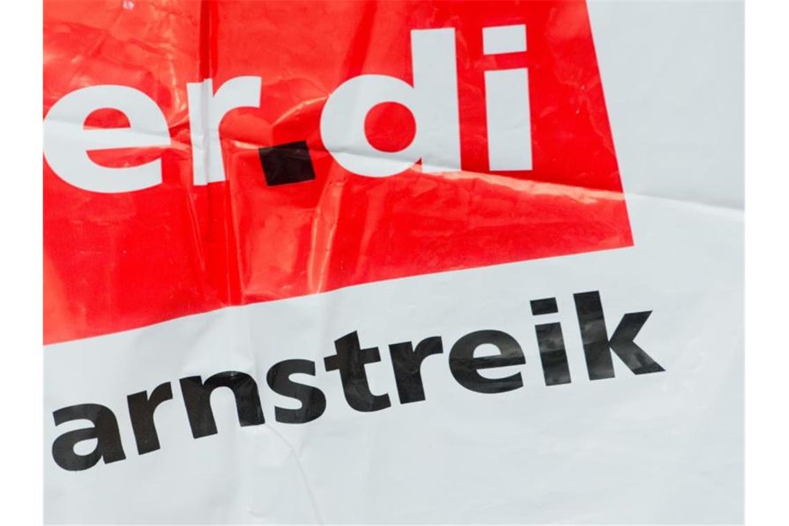 Streikweste mit der Aufschrift "Warnstreik" und dem Verdi-Logo. Foto: Stefan Sauer/ZB/dpa/Symbolbild
