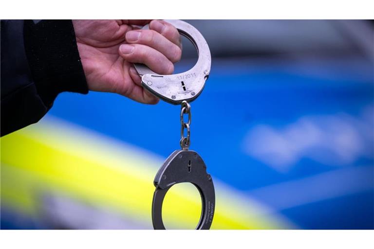 Streit wegen einer defekten Waschmaschine eskaliert: Ein 25-jähriger Mann verletzt einen 21-Jährigen in Metzingen. Der Tatverdächtige befindet sich in Untersuchungshaft.