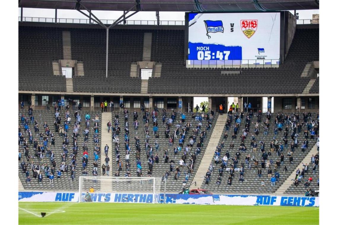 Wie weiter im Regel-Wirrwarr? Zuschauer-Testphase vor Ende Streitthema: Die Zuschauer-Regelung in Zeiten steigender Corona-Zahlen. Foto: Andreas Gora/dpa