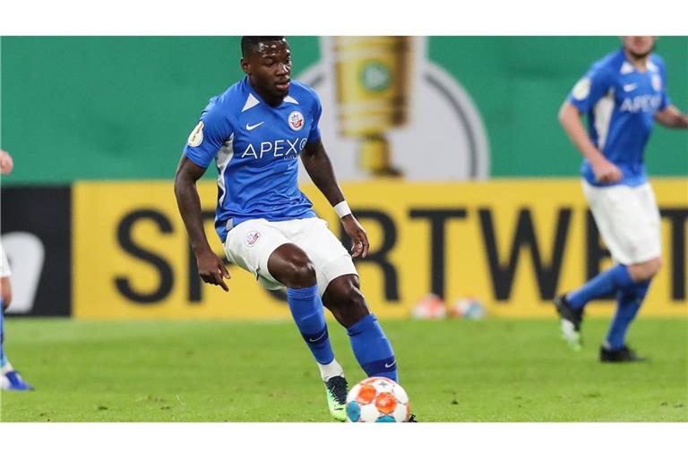 Streli Mamba (hier im Dress von Hansa Rostock) stürmt künftig für Drittligist Hansa Rostock.      

Imago/Eibner