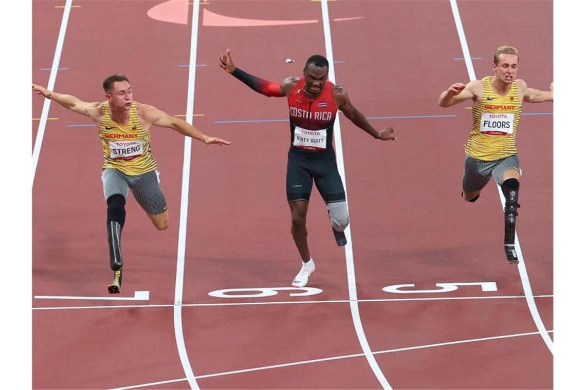 Streng sprintet zu Gold, Floors zu geteiltem Bronze Streng siegte vor Sherman Isidro Guity Guity aus Costa Rica und Johannes Floors (l-r). Foto: Karl-Josef Hildenbrand/dpa
