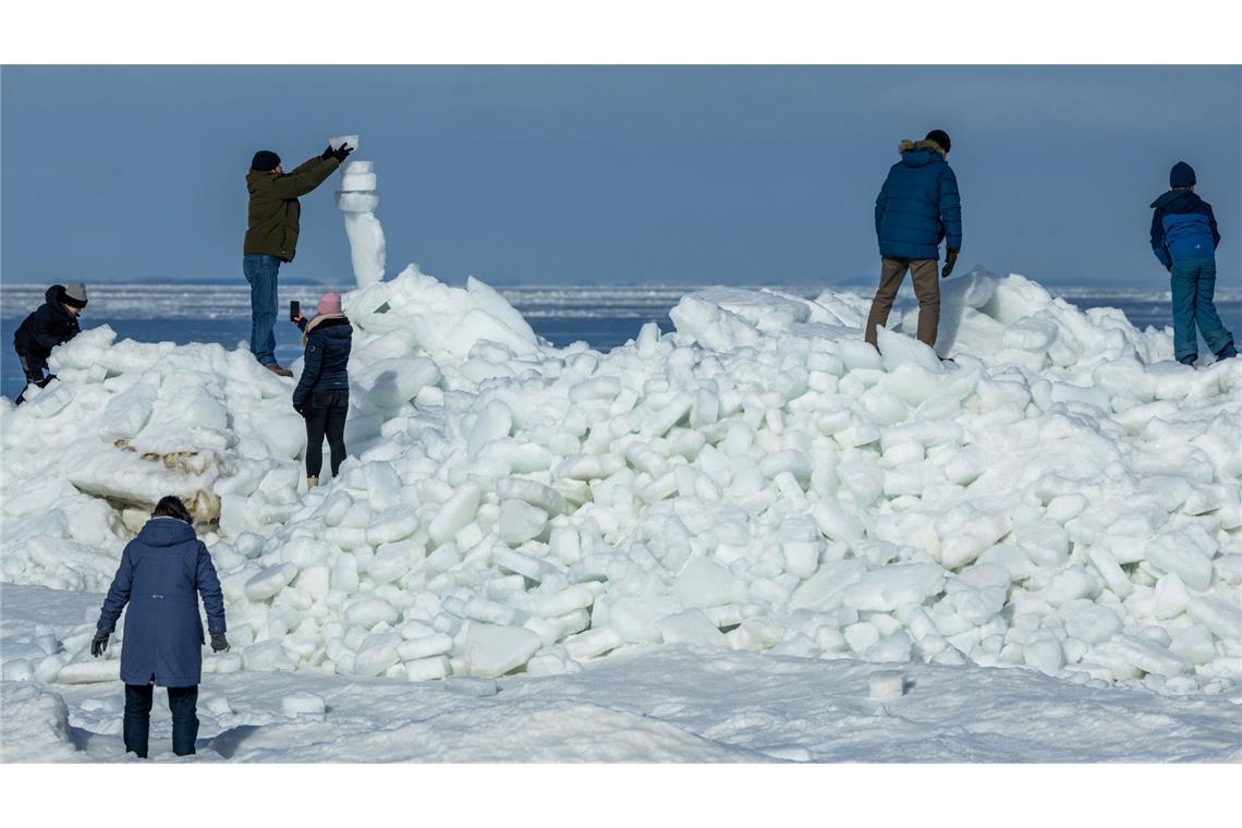Strömung und Wind treiben das Eis der Ostsee an den Strand vor Zempin auf Usedom.