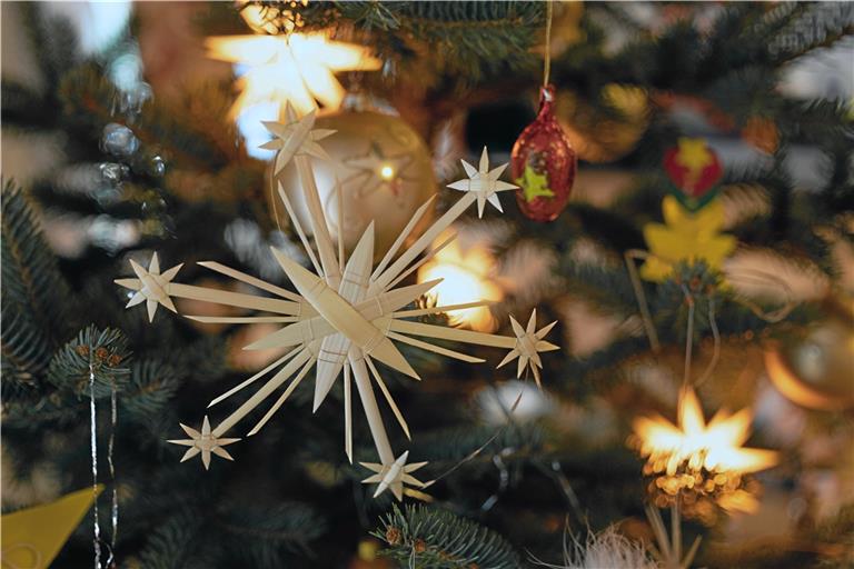 Strohsterne wie dieser von Marie-Luise Rieker verleihen jedem Weihnachtsbaum eine ganz besondere dekorative Ausstrahlung. Fotos: A. Becher