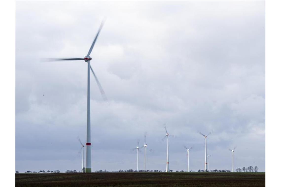 Ehrgeizige Pläne im Osten für die Energiewende Strom aus Wind- und Sonnenkraft soll Deutschland aus der Abhängigkeit von Öl und Gas befreien. Brandenburg und Sachsen-Anhalt haben unter den ostländern in Sachen klimaneutrale Energievesorgung die Nase vorn. Foto: Christophe Gateau/dpa