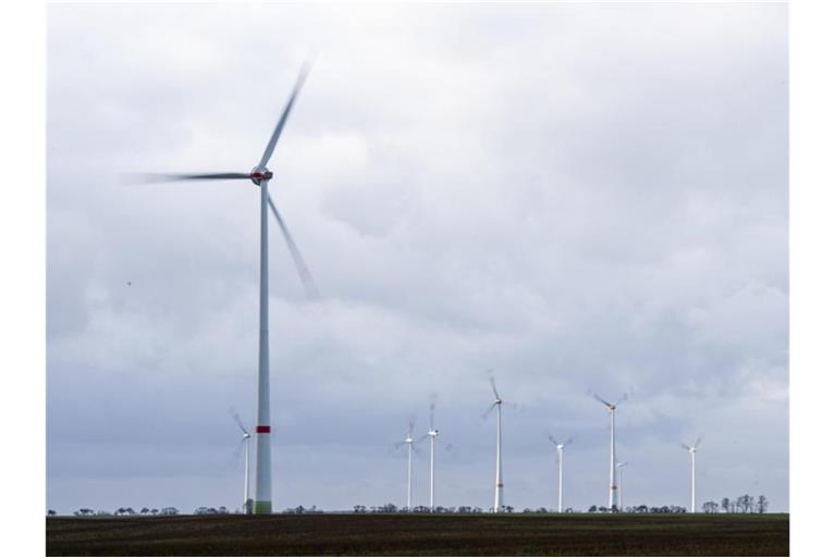 Strom aus Wind- und Sonnenkraft soll Deutschland aus der Abhängigkeit von Öl und Gas befreien. Brandenburg und Sachsen-Anhalt haben unter den ostländern in Sachen klimaneutrale Energievesorgung die Nase vorn. Foto: Christophe Gateau/dpa