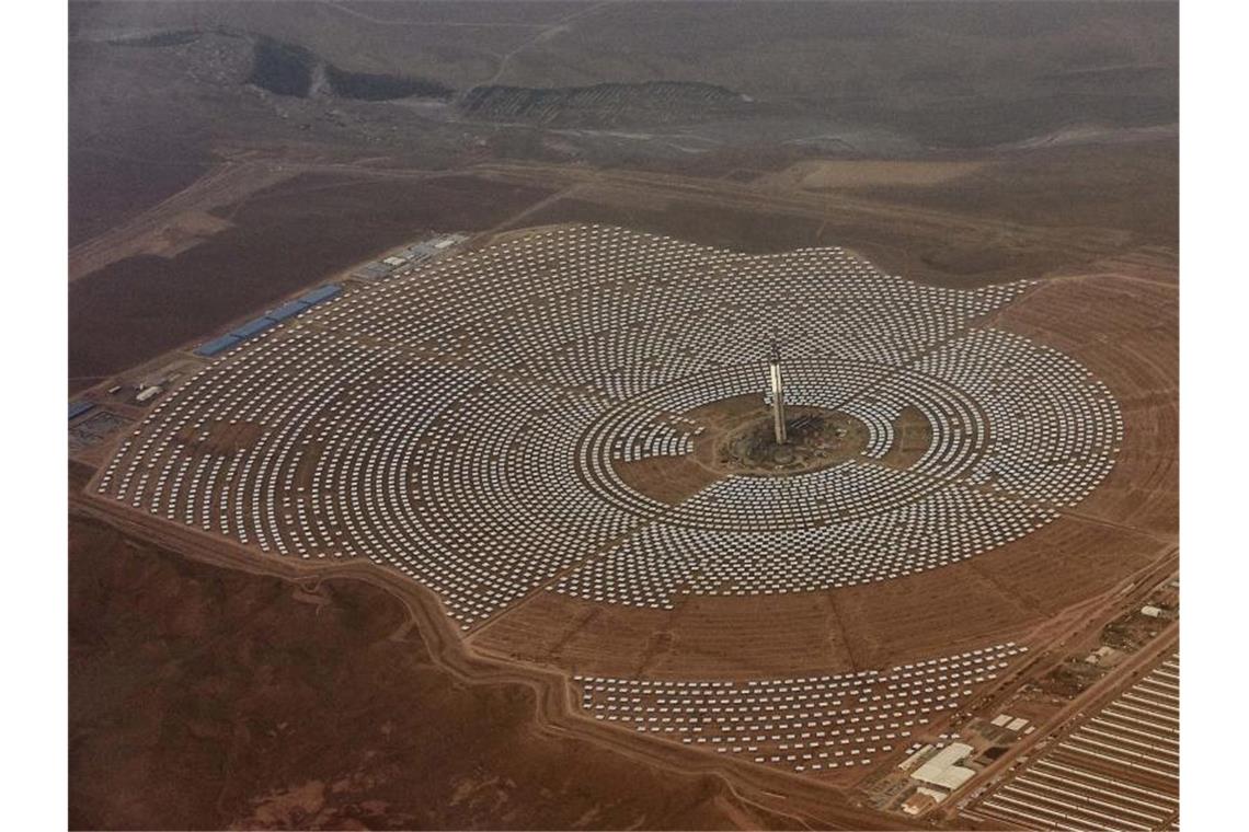 Strom aus Wüstensonne: Das gigantische Solarkraftwerk Noor 3 in der Nähe von Ouarzazate in Marokko. Foto: Abdeljalil Bounhar/AP