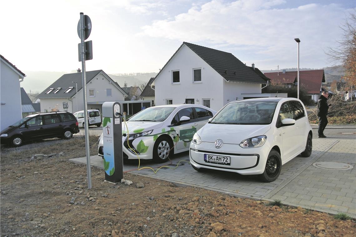 Strom kommt für Autos bereits aus der Steckdose, wie hier aus der gemeindeeigenen Tankstelle im Allmersbacher Baugebiet Hartweg. Foto: Gemeinde