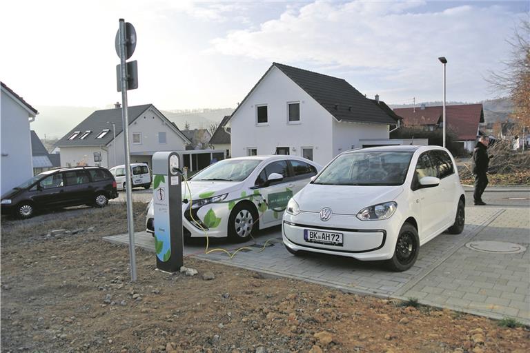 Strom kommt für Autos bereits aus der Steckdose, wie hier aus der gemeindeeigenen Tankstelle im Allmersbacher Baugebiet Hartweg. Foto: Gemeinde