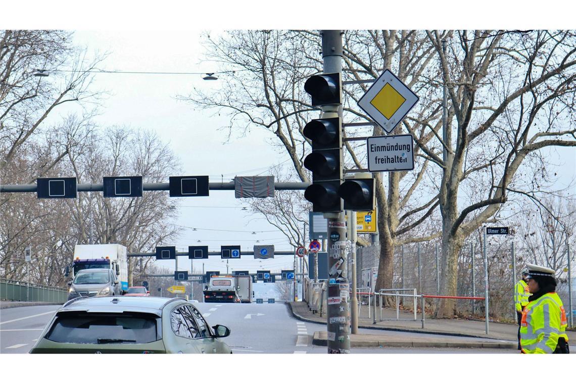Stromausfall in Stuttgart: Polizisten regeln Verkehr an einer Kreuzung