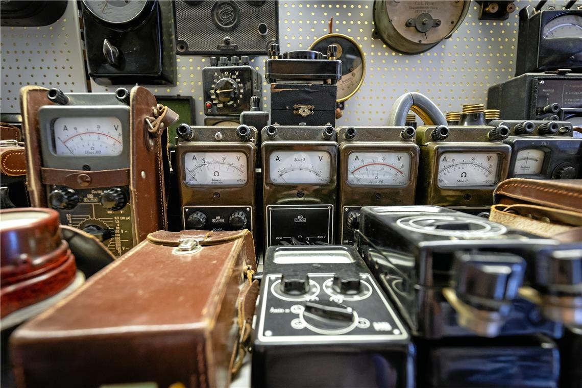 150 Jahre Elektrotechnik im Regal Stromexperten geht bei der Sammlung das Herz auf. Bei den Elektrorasierern gibt es die Premierenmodelle aller namhaften Hersteller.