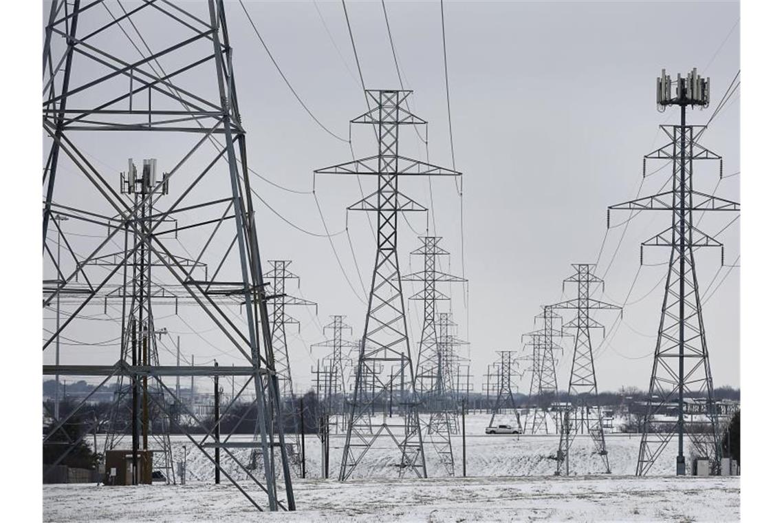 Extreme Kälte in Texas könnte RWE teuer zu stehen kommen Strommasten stehen auf mit Schnee bedeckten Feldern beu Fort Worth im Bundesstaat Texas. Foto: Ralph Lauer/ZUMA Wire/dpa