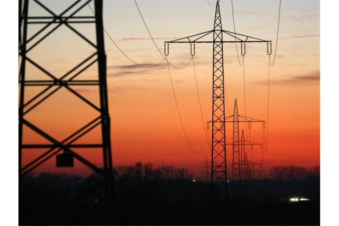Mehr Geld für Beschäftigte in der Südwest-Energiewirtschaft Strommasten stehen bei Freiburg im Abendrot. Foto: Patrick Seeger/dpa