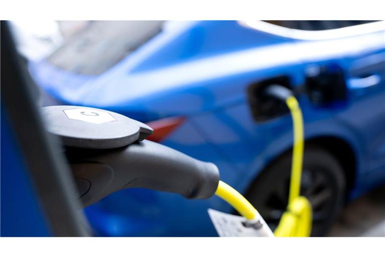 Stromtankstelle: Der Kauf eines reinen Elektroautos soll steuerlich begünstigt werden.