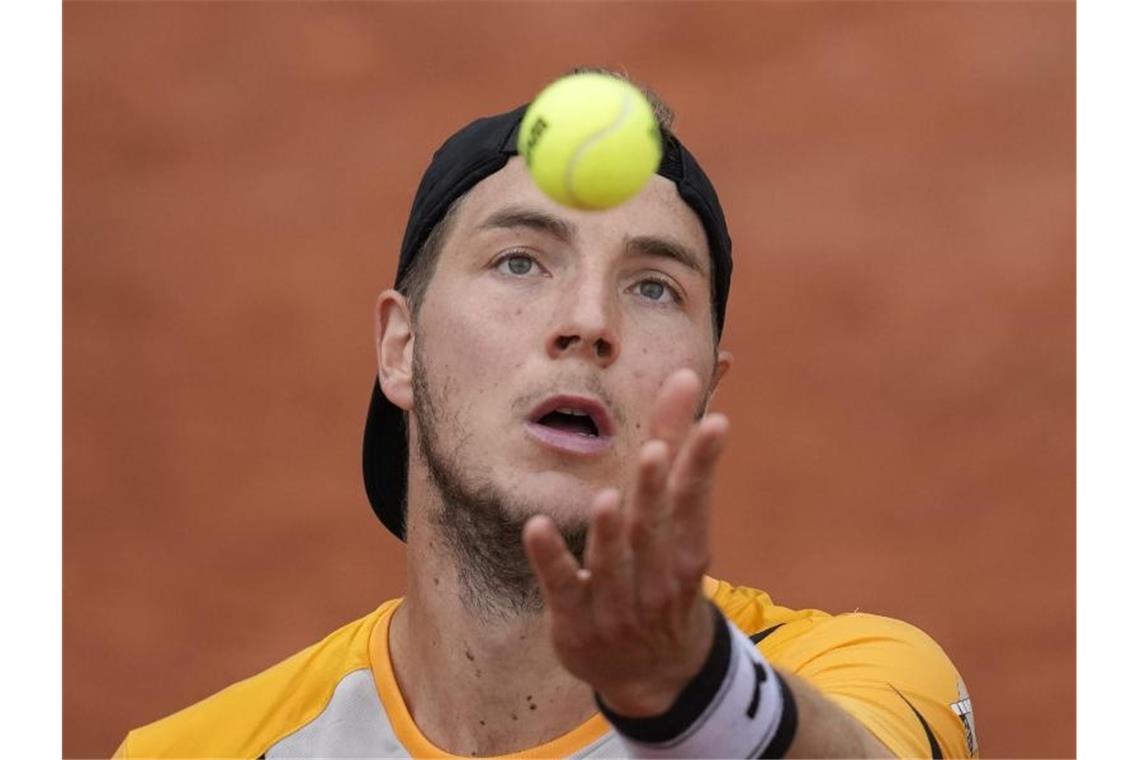 Struff folgt Zverev ins Achtelfinale - Kohlschreiber raus Struff hat sich gegen den Spanier Carlos Alcaraz mit 6:4, 7:6 (7:3), 6:2 durchgesetzt und steht im Achtelfinale der French Open. Foto: Christophe Ena/AP/dpa