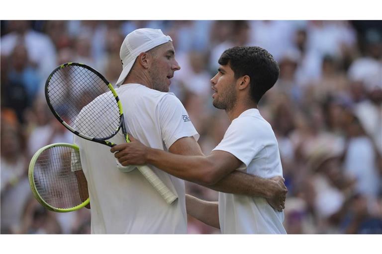 Struff und Alcaraz beim Shakehands.