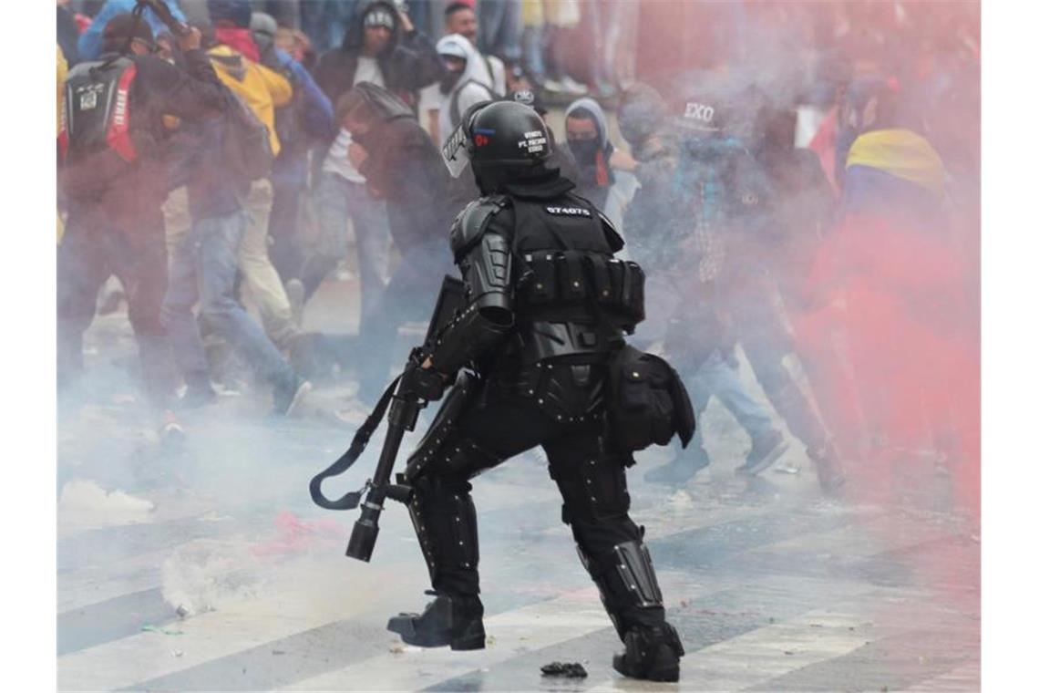 Studenten, Bauern und Arbeiter marschierten von verschiedenen Punkten zum Zentrum der Hauptstadt Bogota. Zahlreiche Sicherheitskräfte waren im Einsatz. Foto: Fernando Vergara/AP/dpa