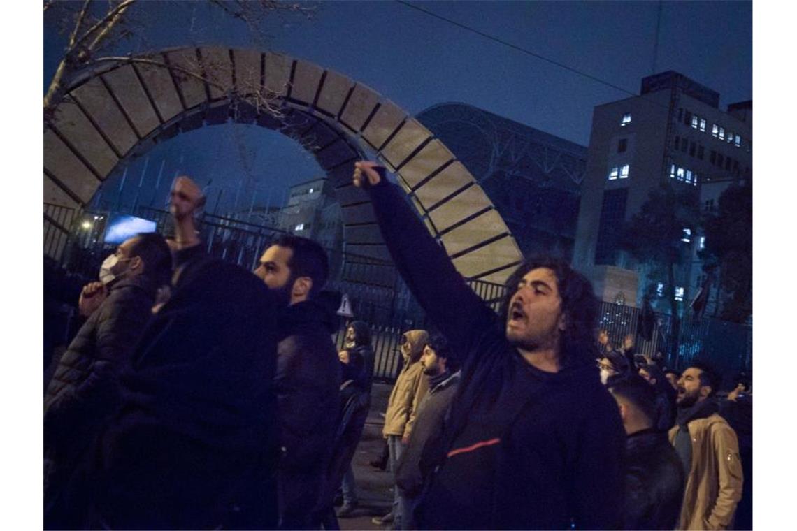 Studenten demonstrieren nach einer Trauerfeier für die Opfer des Flugzeugabsturzes in Teheran. Foto: Rouzbeh Fouladi/ZUMA Wire/dpa
