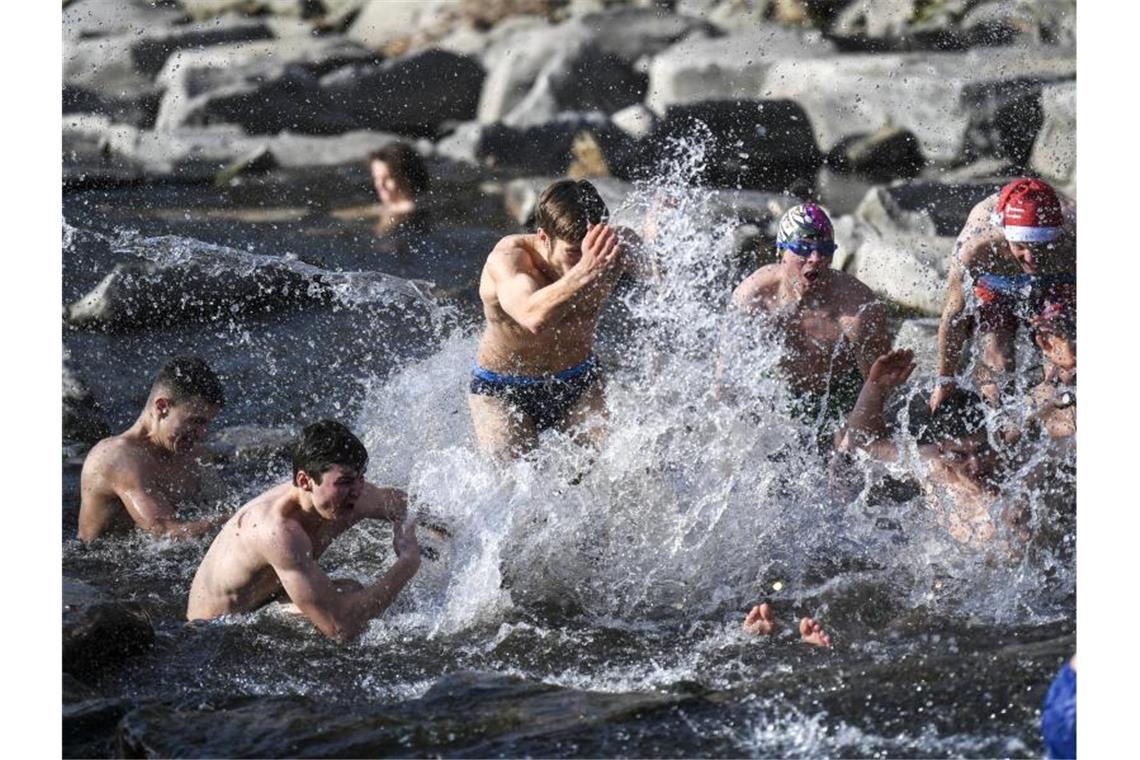 Studenten der Sportfakultät der Universität Freiburg beim "Anschwimmen". Foto: Patrick Seeger/dpa/Archivbild