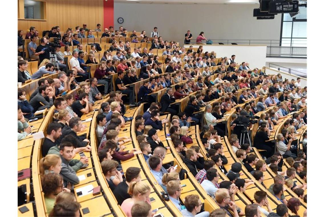 Studenten des Karlsruher Institut für Technologie (KIT) verfolgen in einem Hörsaal einen Vortrag. Foto: Uli Deck/Archivbild