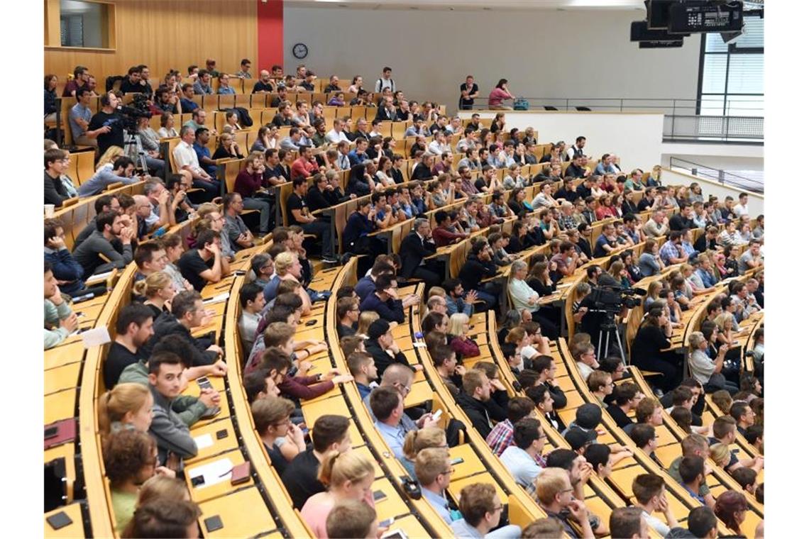Vier Unis aus dem Südwesten erhalten Millionen-Förderung Studenten des Karlsruher Institut für Technologie (KIT) verfolgen in einem Hörsaal einen Vortrag. Foto: Uli Deck/Archivbild