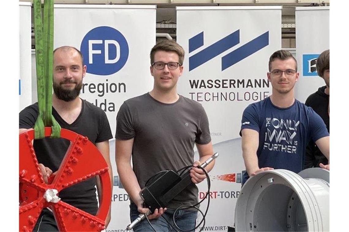 Studenten erfinden Tunnelbohrmaschine Studenten des Teams „Dirt Torpedo“ präsentieren die Komponenten für die neue Tunnelbohrmaschine. Foto: DHBW Mosbach/dpa