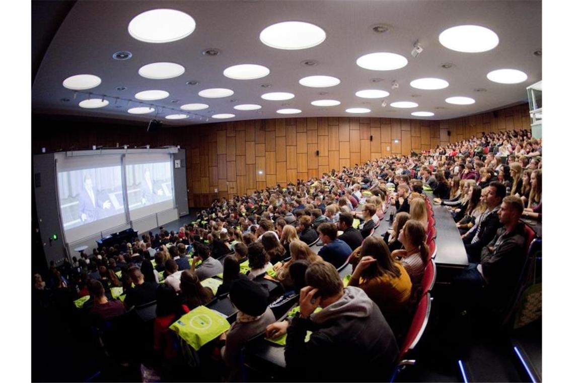 Studenten im Audimax der Leibniz Universität Hannover. Foto: Julian Stratenschulte/dpa