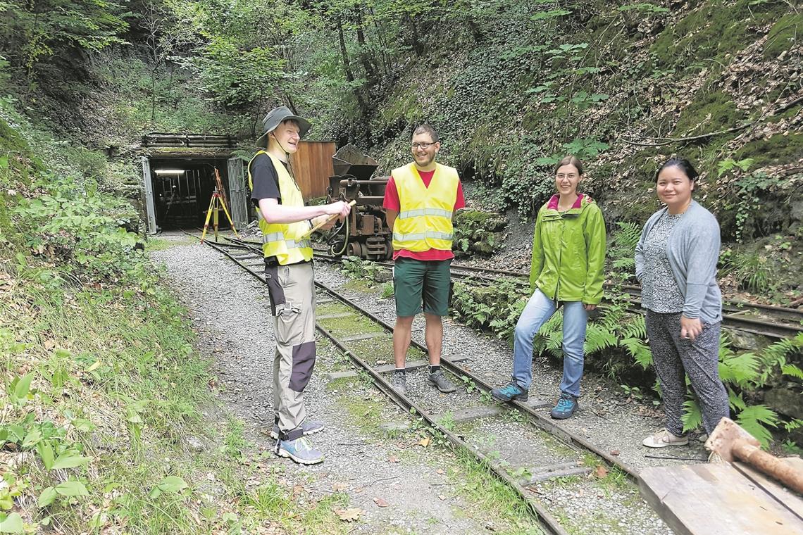 Studenten im Außendienst (von links): Jakob Lücke, Axel Mundle, Sarah Hilsenbeck und Thi Thuy Hofmann haben den Wetzsteinstollen sowie den Ort entlang der Durchfahrtstraße L 1066 vermessen. Fotos: Gemeinde Spiegelberg