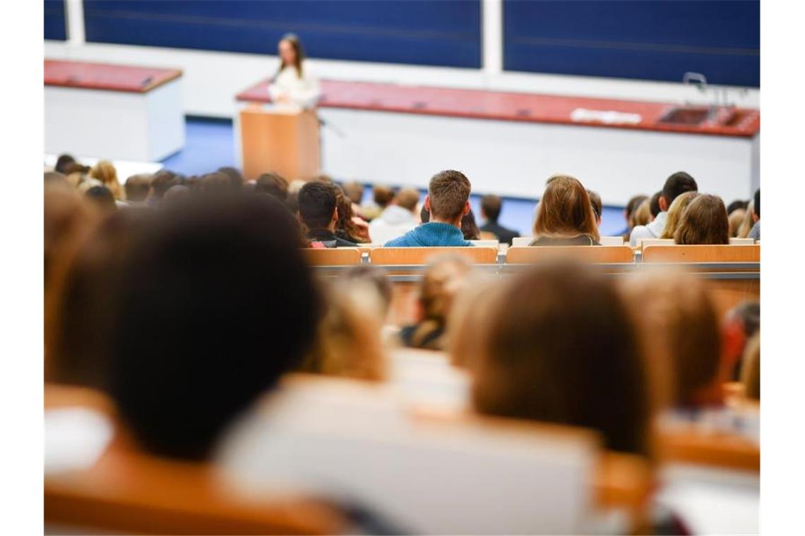 Studenten sitzen im Hörsaal einer Universität. Foto: Uwe Anspach/dpa/Symbolbild