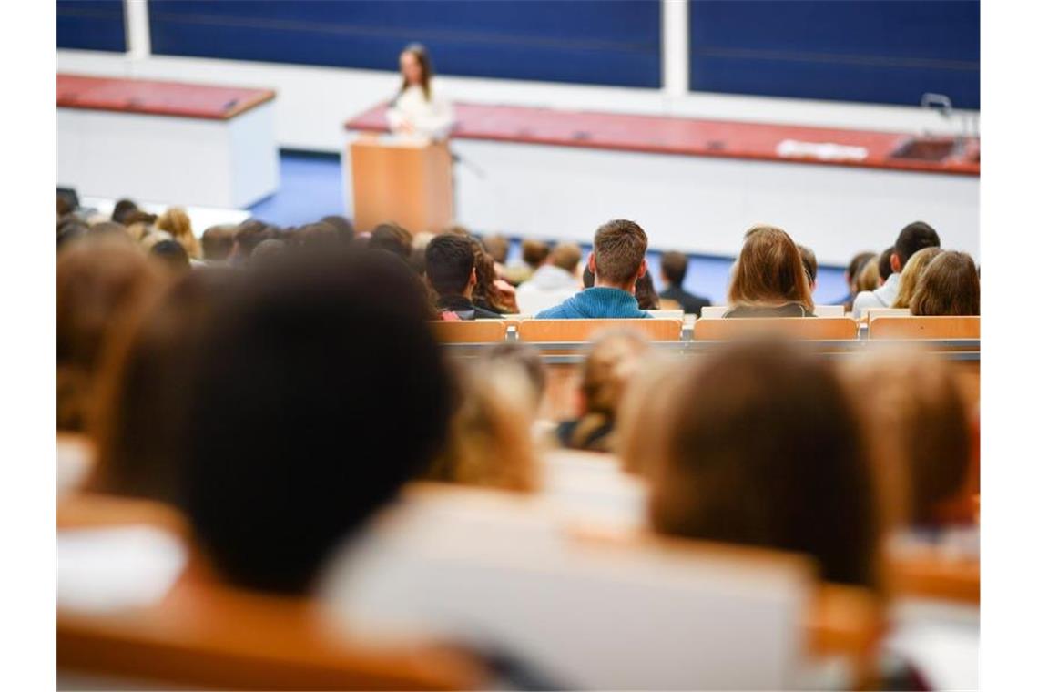Semesterstart verzögert sich wegen Coronavirus Studenten sitzen in der Universität Heidelberg bei der Begrüßung der Erstsemster-Studenten in einem Hörsaal. Foto: Uwe Anspach/dpa/Archivbild
