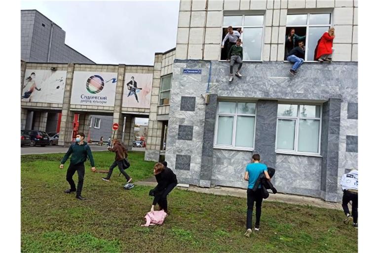 Studenten springen aus Fenstern der Universität in Perm. Foto: Alexey Romanov/Sputnik/dpa