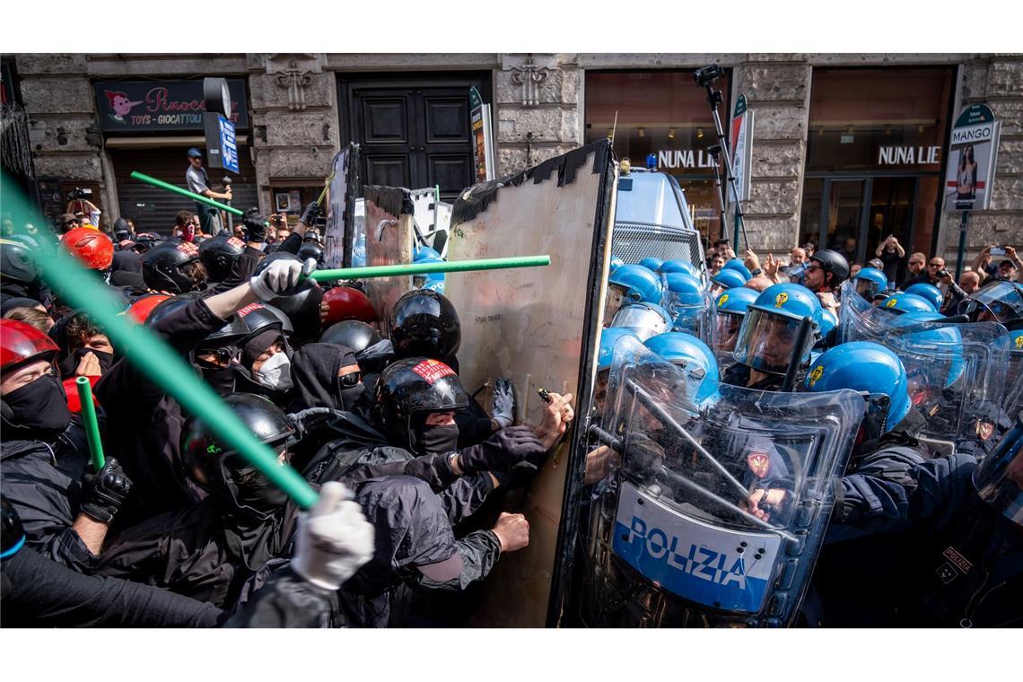 Bilder des Tages Studenten und Aktivisten versammeln sich auf der Piazza Barberini, in der Nähe der Abgeordnetenkammer, um ihren Unmut zu demonstrieren. Das neue Gesetz verschärft die Strafen für Straßendemonstrationen, Straßenblockaden, friedliche Proteste und Widerstand gegen Beamte.