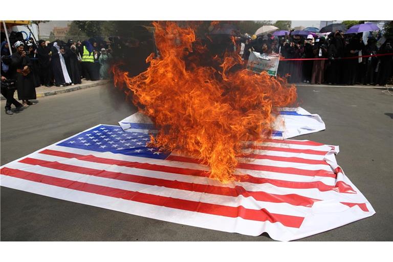 Studenten verbrennen US-amerikanische und israelische Flaggen während einer Kundgebung an der Universität Sanaa im Jemen.
