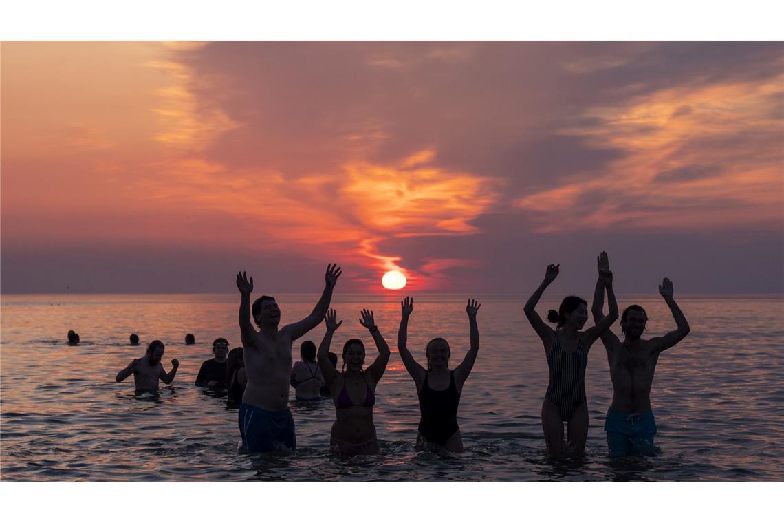 Studenten von St. Andrews baden in der Nordsee.