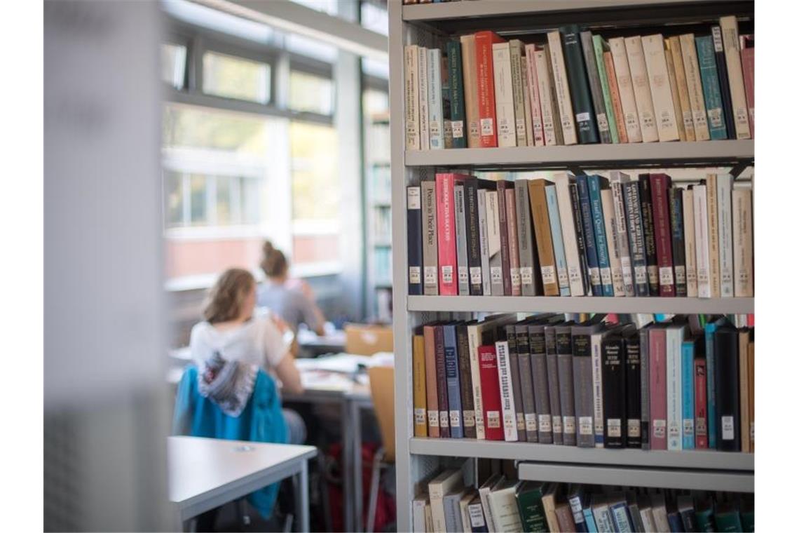 Studentierende lernen in einer Universitätsbibliothek. Foto: Sebastian Gollnow/dpa/Archivbild
