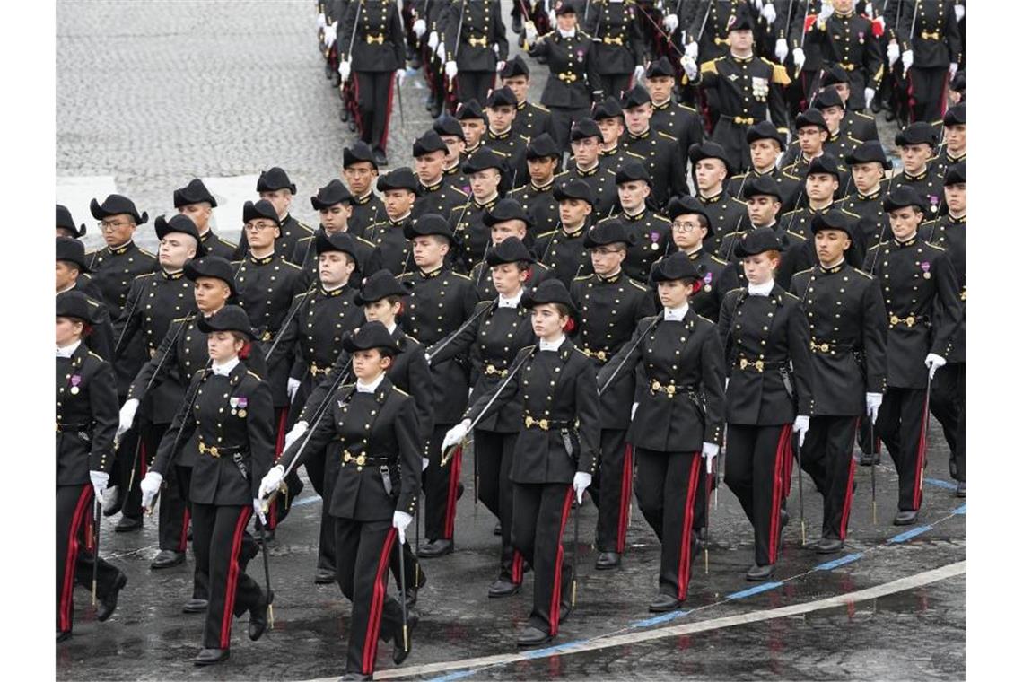Frankreich begeht Nationalfeiertag mit großer Militärparade Studierende der französischen Elitehochschule „École Polytechnique“. Foto: Michel Euler/Pool AP/dpa