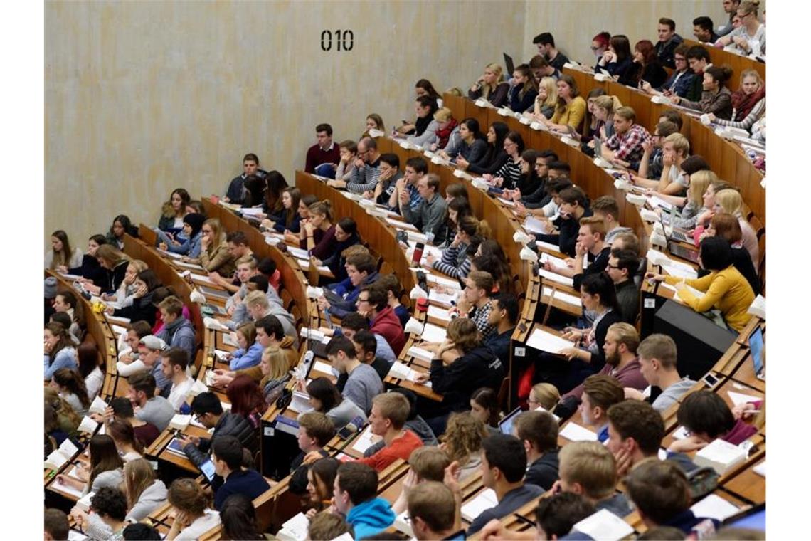 Studierende der Georg-August-Universität in Göttingen sitzen im Zentralen Hörsaalgebäude (ZHG). Foto: Swen Pförtner/dpa